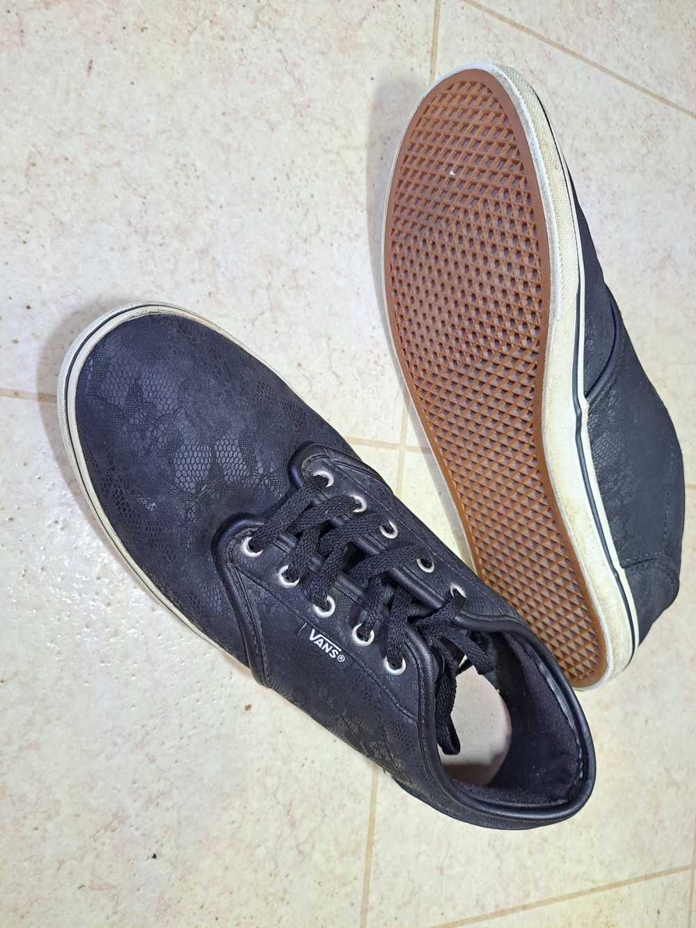 Vans Womens’s Black Low-Top Sneakers